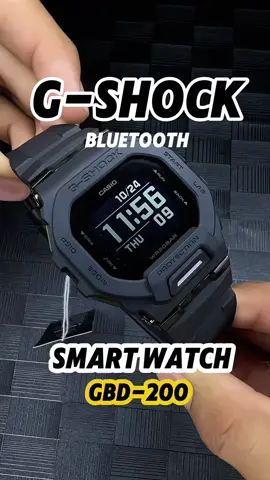 นาฬิกา Casio G-Shock GBD-200 เป็นส่วนหนึ่งของซีรีส์ G-SQUAD ที่ออกแบบมาเพื่อตอบสนองความต้องการของผู้ที่รักการออกกำลังกายและกิจกรรมกีฬา โดยมีดีไซน์หน้าปัดสี่เหลี่ยมจัตุรัสที่เป็นเอกลักษณ์  คุณสมบัติเด่น: 	•	การเชื่อมต่อ Bluetooth®: เชื่อมต่อกับสมาร์ทโฟนเพื่อเข้าถึง GPS และวัดระยะทาง ความเร็ว และเพซได้อย่างแม่นยำ  	•	โครงสร้างทนทาน: ตัวเรือนและสายทำจากเรซินที่ทนทานต่อแรงกระแทก พร้อมกันน้ำลึกถึง 200 เมตร  	•	ฟังก์ชันการฝึกซ้อม: แสดงข้อมูลการฝึก เช่น ระยะทาง ความเร็ว เพซ แคลอรีที่เผาผลาญ และมีตัวจับเวลาเป็นช่วงและรอบ  	•	แอป G-SHOCK MOVE: ใช้แอปเพื่อบันทึกและตรวจสอบประวัติกิจกรรมและข้อมูลการออกกำลังกาย  	•	ดีไซน์เพรียวบาง: โครงสร้างใหม่ที่มีส่วนยื่นออกมาในตัวเรือนเชื่อมต่อกับสลิตในกรอบ ทำให้ได้รูปแบบที่กะทัดรัดและสวมใส่สบายยิ่งขึ้น 