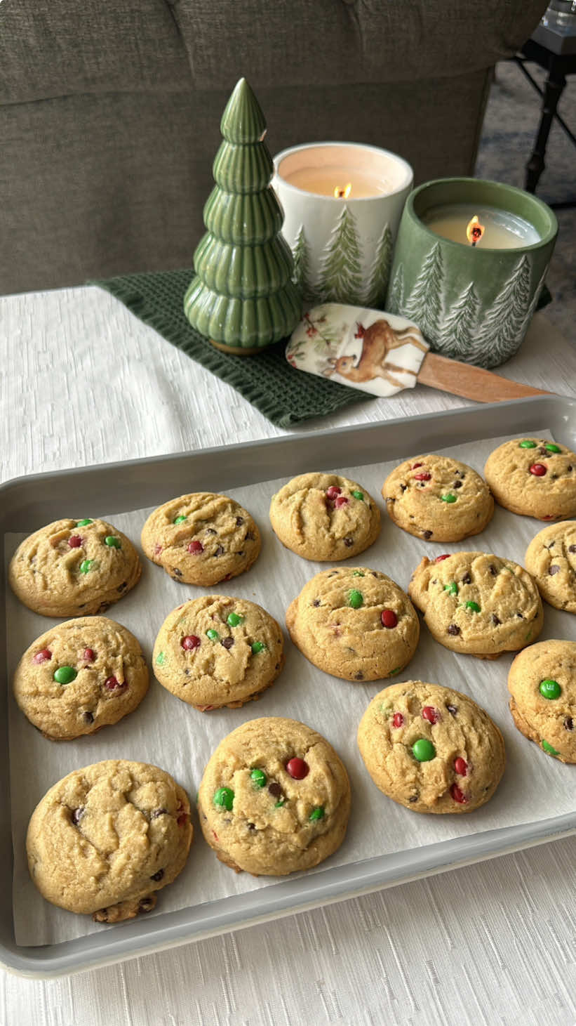 Replying to @abigailsnchez009 The perfect cookies for Christmas 🍪🌲🎅🏻💫 Recipe:  - 3/4 cup butter (softened) - 1/4 cup granulated sugar  - 3/4 cup brown sugar  - 1 egg - 2 tsp vanilla  - 2 1/2 cup flour  - 1 tsp baking soda  - 1/2 tsp baking powder  - 1/2 tsp salt  - 1/4 tsp cinnamon  - 1 tsp cornstarch  - mini m&ms + mini chocolate chips (measure with your ♥️) Bake at 350º for 10-15 minutes!  #baketok #bakingtherapy #BakeWithMe #cookie #christmasbaking #cookiesoftiktok #christmascookies 