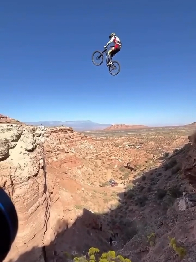 That jump was made to perfection 👌 🔥 Tag a friend who would send it 😂🤣 #mtbforyou #bikingplanet #enduromtb #mountainbiking 