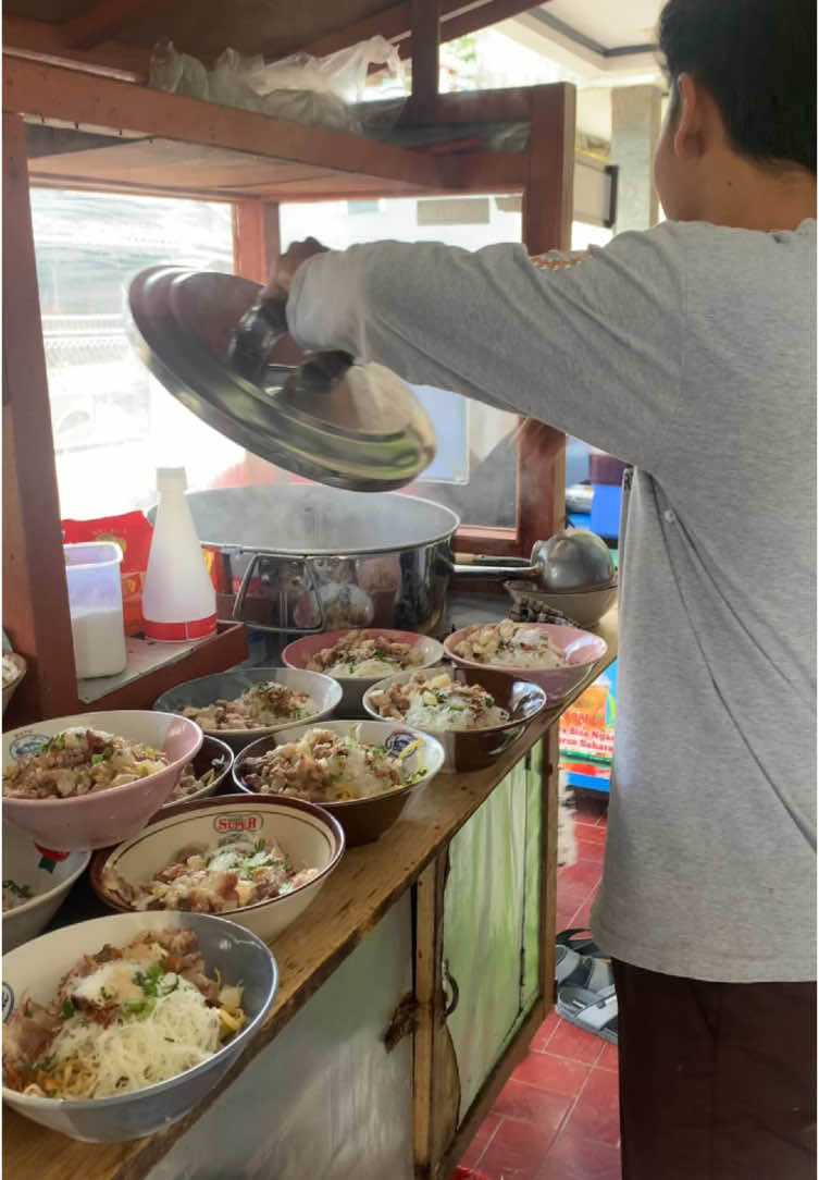 100% bakso sapi dengan ciri khas tetelan yang melimpah🥵#BaksoMangUdeng #bakso viral #kulinersukabumi #kulinertiktok #kulinerindonesia #serunyakuliner #sukabumifoodies #kulinerbakso 