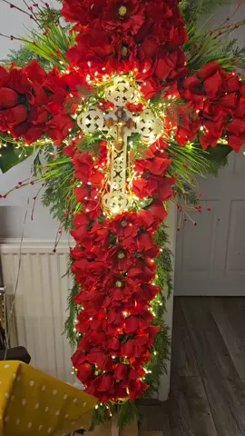 #christmastreetrend #christmastrend #cross #crosstrend #christain ##xmasdecor #christmasdecor #christmastree2024 #traditional #trend #