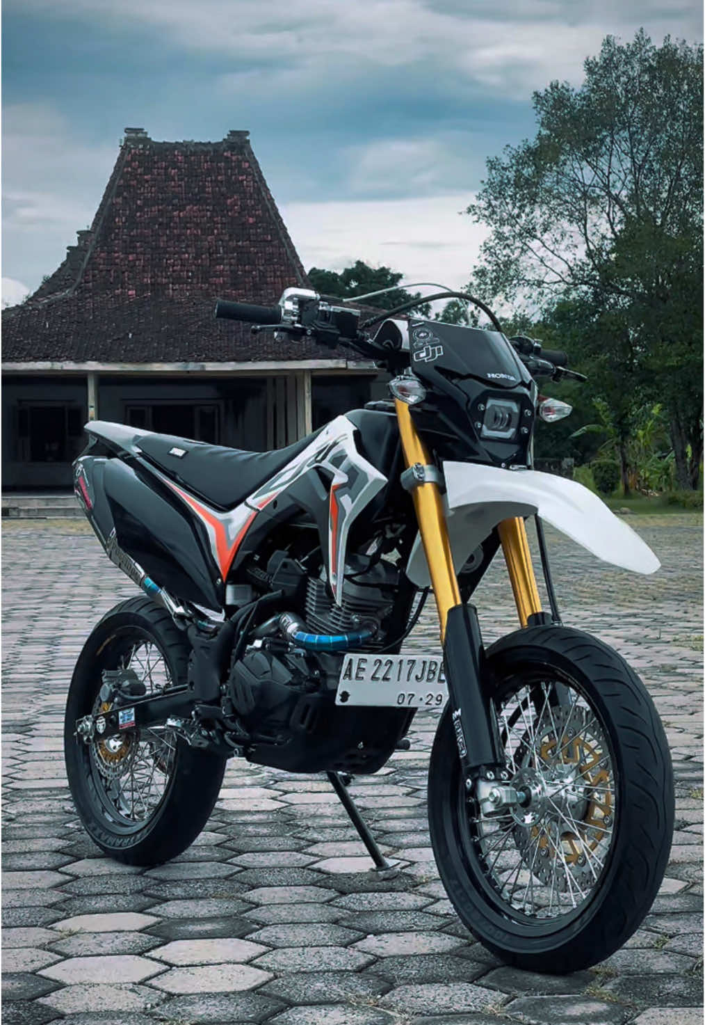 Onta Limit khaang #crf #crf150l #crf150supermoto #modifikasi #supermoto #crfputih #viral #drone #dji #cinematic #template #templatecapcut #CapCut #fypシ #fyp 