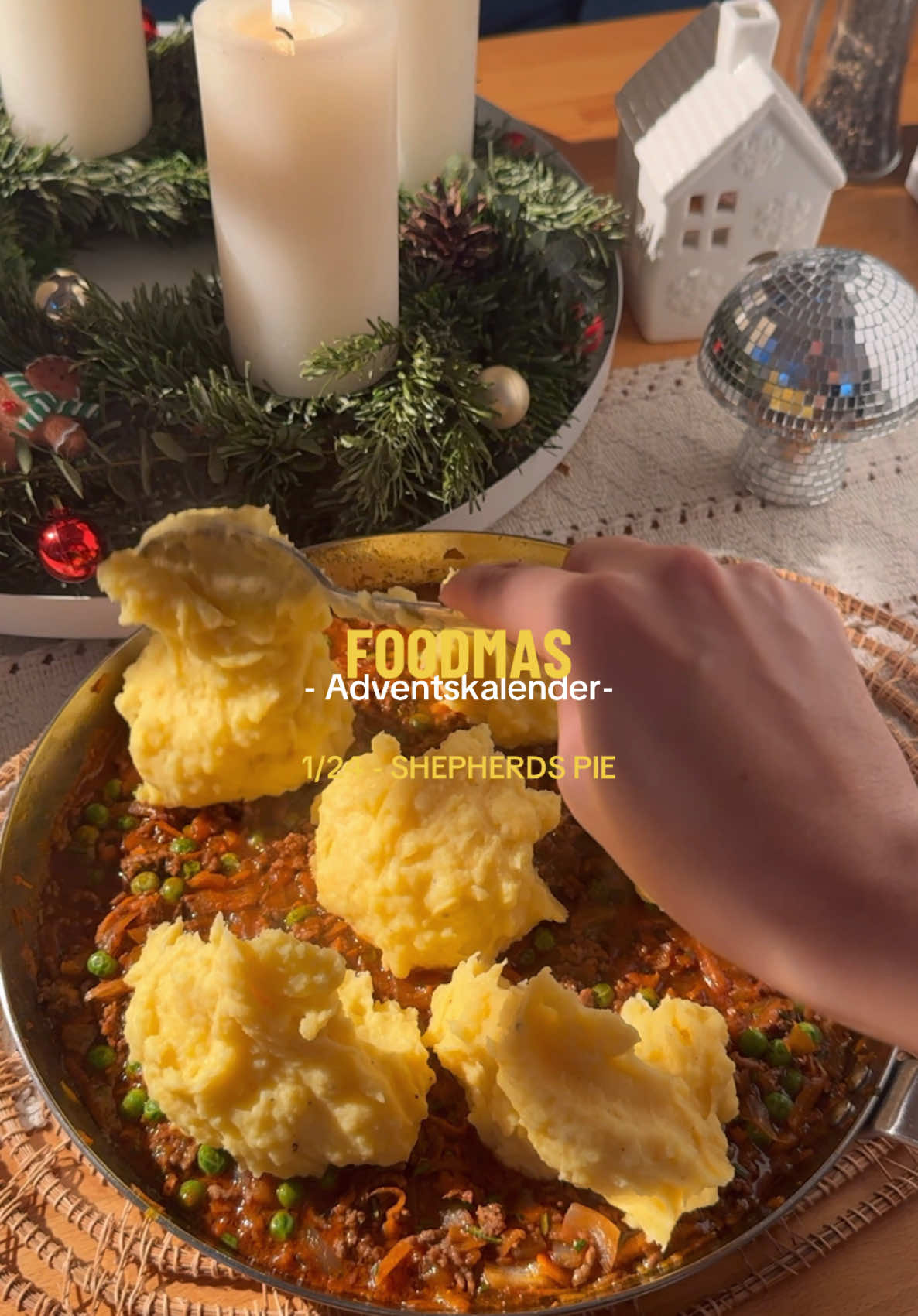 SHEPHERDS PIE 🥧 1/24 Herzlich Willkommen zum FOODMAS Adventskalender. Ich zeig dir jeden Tag bis heilig Abend ein Weihnachts/ Winterrezept oder eine Geschenkidee. 🎁  Rezept für 2-3 Personen: 600g Kartoffeln ( am besten mehlig kochende) 400g Rinderhack 1 Zwiebel 2 Zehen Knoblauch  2 Karotten Rosmarin 100ml Rotwein 2-3 EL Tomatenmark ca 200ml Gemüsebrühe 3 TL Worchestershire Soße ca 100g TK Erbsen 100 ml Milch 20g Butter 100g Cheddar Käse Salz & Pfeffer  Die Kartoffeln schälen und in kaltes gesalzenes Wasser geben. Auf den Herd stellen und für etwa 30 Minuten kochen lassen. In der Zwischenzeit kleingeschnittene Zwiebeln und Knoblauch anbraten. Dann geraspelte Karotte und Hackfleisch hinzugeben und weiter braten lassen, bis das Hackfleisch fast durch ist. Dann mit Rotwein ablöschen. Tomatenmark, Worcheshiresauce und Gemüsebrühe hinzugeben. Dann klein geschnittenen Rosmarin und Tiefkühlerbsen in die Pfanne geben. Für etwa 10 Minuten bei niedriger Hitze ein köcheln lassen und damit Salz und Pfeffer abschmecken.  Nach 30 Minuten die Kartoffeln abschütten und kurz ausdampfen lassen. Butter und Milch hinzugeben und mit einem Kartoffel Stampfer kleinstampfen. Dann den Cheddar Käse unterrühren, bis dieser geschmolzen ist. Die Kartoffeln auf der Hackfleischmischung verteilen. Glatt streichen und mit einer Gabel Linien reinritzen. Den Ofen auf 180° Umluft vorheizen und den Shepherds Pie für 20 Minuten darin backen, bis die oberste Schicht Kartoffelpüree knusprig ist.  #sheperdspie #foodmas #foodadventskalender #shepardspie #weihnachtsrezept #winterrezept