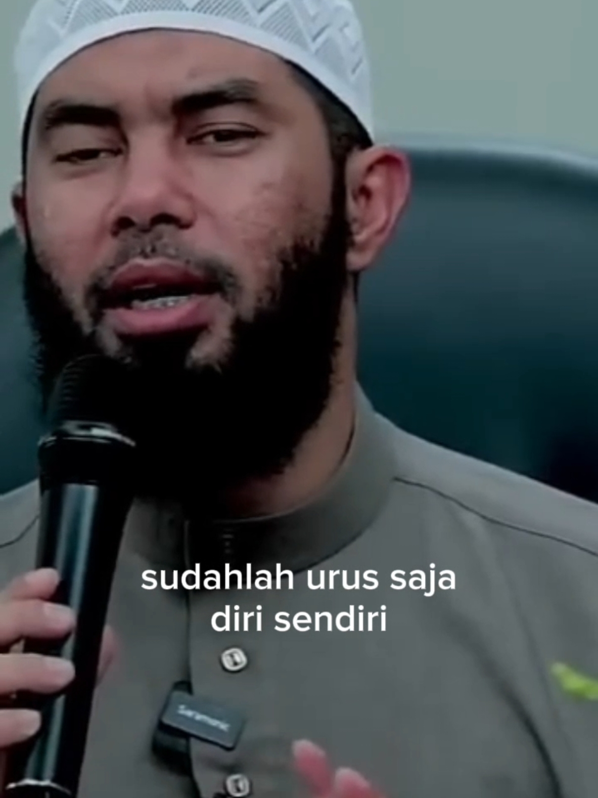 Kedzaliman itu muncul pada diri kita sewaktu-waktu, bisa jadi sejak kita mengomentari hal yang tidak perlu, naudzubillahi min dzalik