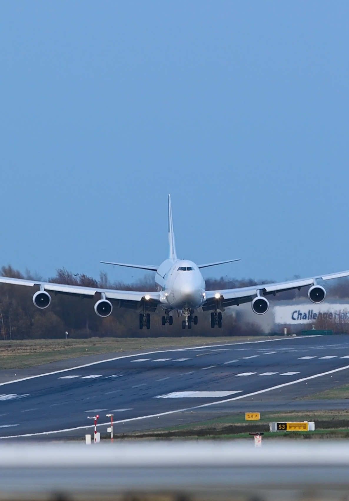 HEAVY CROSSWIND LANDING 🌬️🌬️💨💨 Seeing the ASL Airlines Boeing 747-400F landing at Liege Bierset Airport with some heavy crosswind! With winds gusting up to 35kts the pilots really had to work for this landing! Check out our latest video at Liege in 4K on our Youtube Channel! Link in BIO! #planespotting #aviation #boeing #747 #landing #crosswind #wind #storm #liege #belgium #cargo #airport #tiktok #touchdown #viral #airplane 