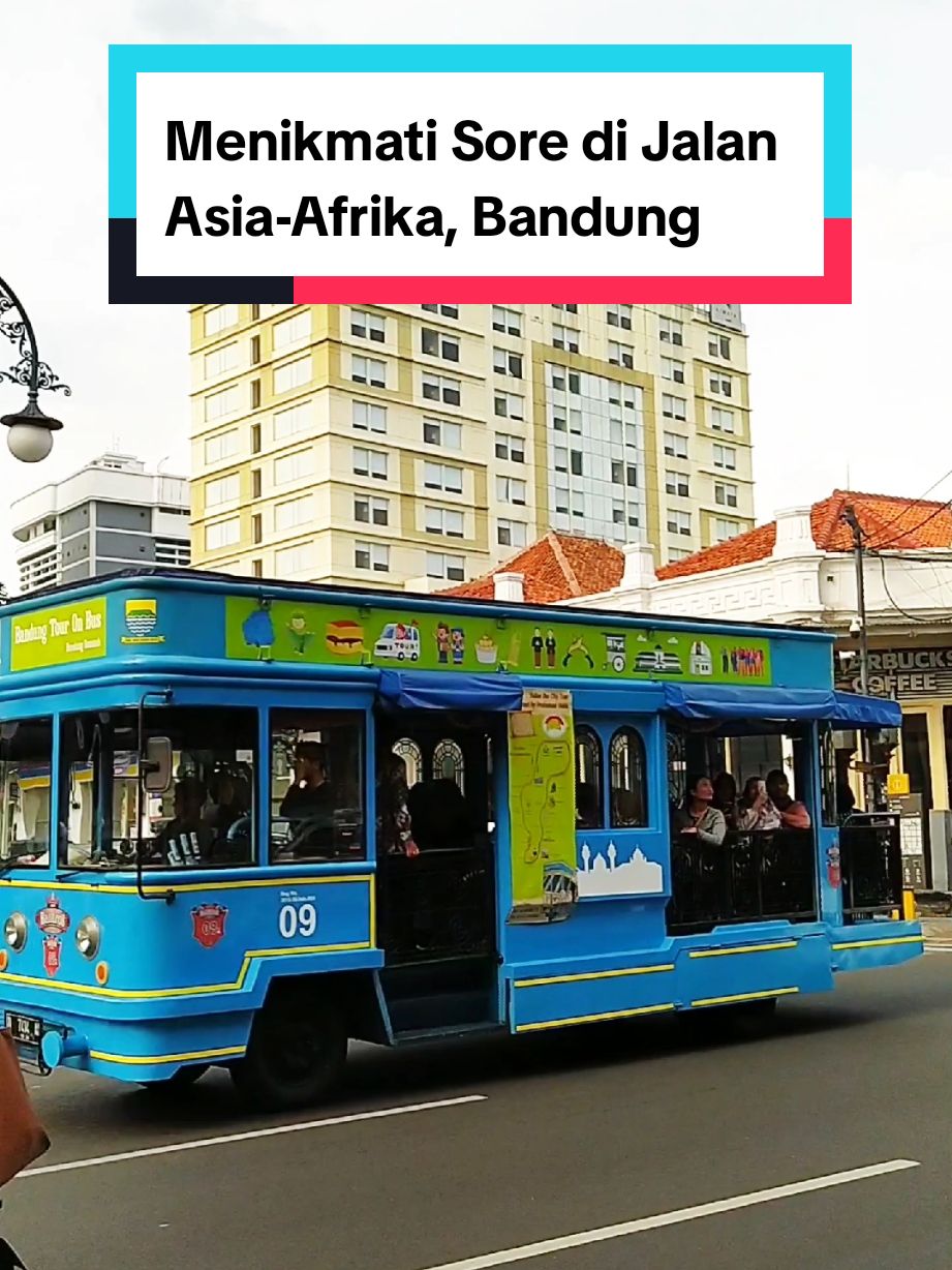 Menikmati sore di Jl. Asia-Afrika, Kota Bandung. Jadi kangen Bandung, euy! #traffic #bandung #jalanjalan #jalanjalansore #travel #trip #citytour #walkingtour 