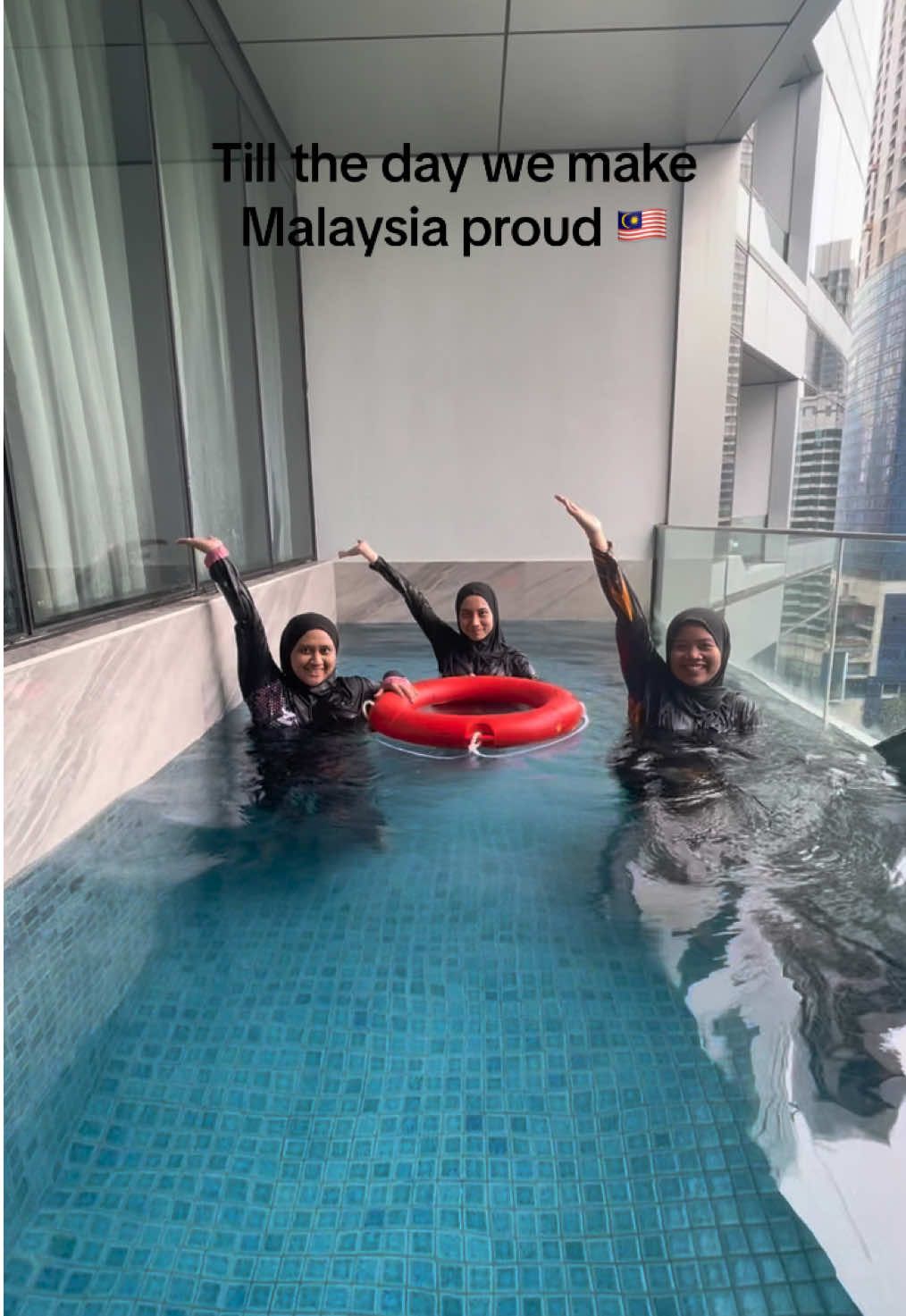 Bila kawan2 kau literally “masuk air” 😝 #funny #funnyvideos #friendship #fyp #officehumor  #friends #staycation #synchronizedswimming 