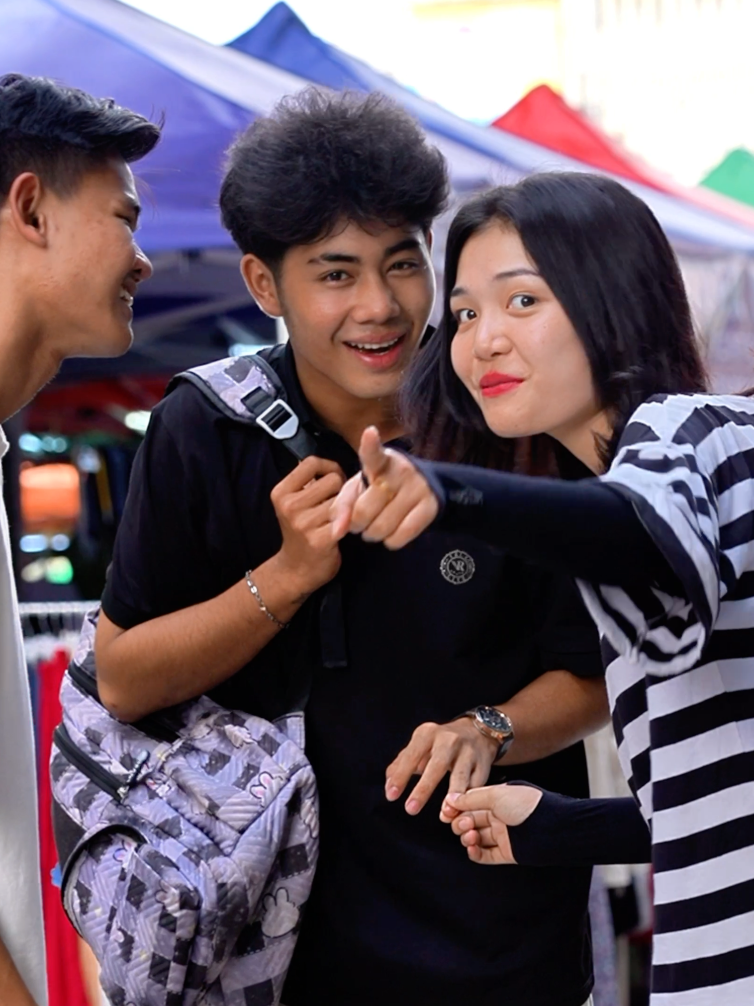 လမ်းမှာမသိတဲ့သူတွေကို လက်လိုက်ဆွဲမယ် 🤭🤭 #kuku #prank #funny #foryou #fyp