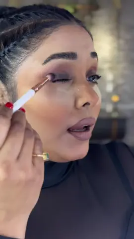 #GRWM: Nayanthara-Inspired Smokey Eye Look Hi ☺️! Get ready to slay the day with a stunning smokey eye look, inspired by the gorgeous Nayanthara! Follow my easy tutorial: Apply powder under your eyes to prevent fallout and protect your foundation. Use just two shades: brown and black. Smudge them for a seamless look! Voilà! You're done! Comment below: How do you like this look? Comment below ⬇️ @nayanthara like Smokey eye rite ✔️
