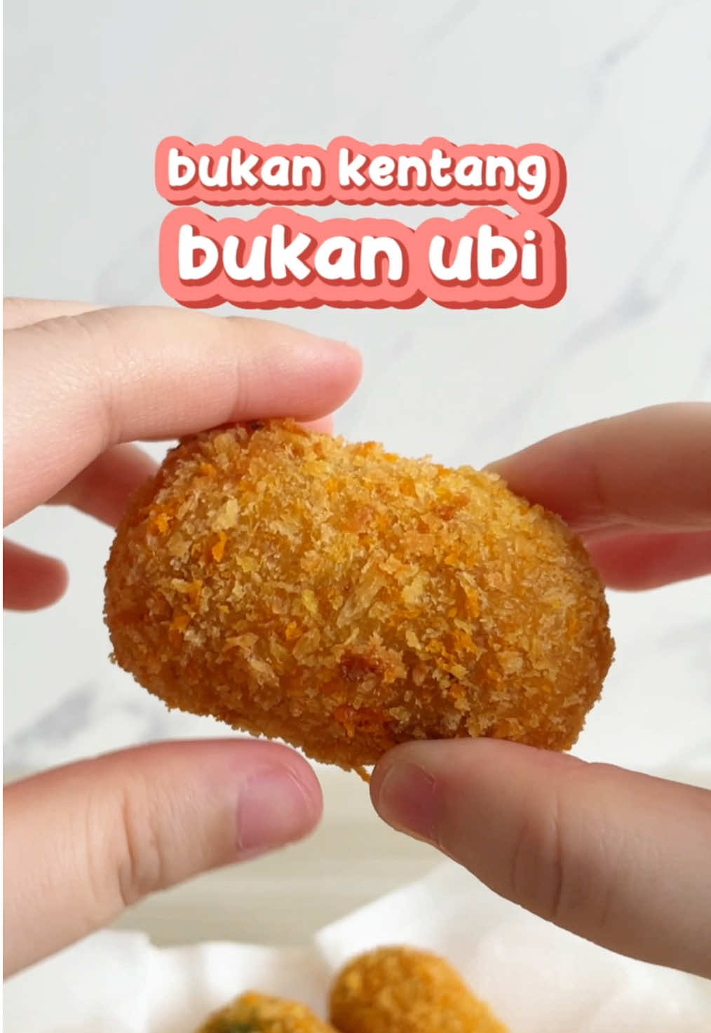 Siapa nih yang bisa tebak makanan ini? Coba komen!👀 Bahan: 1 L air 1/2 sdt Garam 120 gr Makaroni mentah 100gr Margarin 100gr Bombay cincang 100gr Kornet 50gr Smoked beef 300ml Susu UHT 1 1/2 sdt Garam 1 sdt Gula pasir 100gr Keju parut  30gr Terigu Baluran: Terigu Telur kocok Tepung roti #kroket #croquette #makaroni #olahanmakaroni #resepmakaroni #idecemilan #resepcemilan 