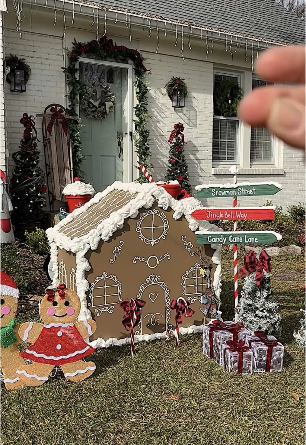 This gingerbread house needed a little magic—so I added lights! ✨ #Govee #christmaslights #easycrafts #christmas2024 #diychristmasdecor #christmascrafts #gingerbreadhouse 