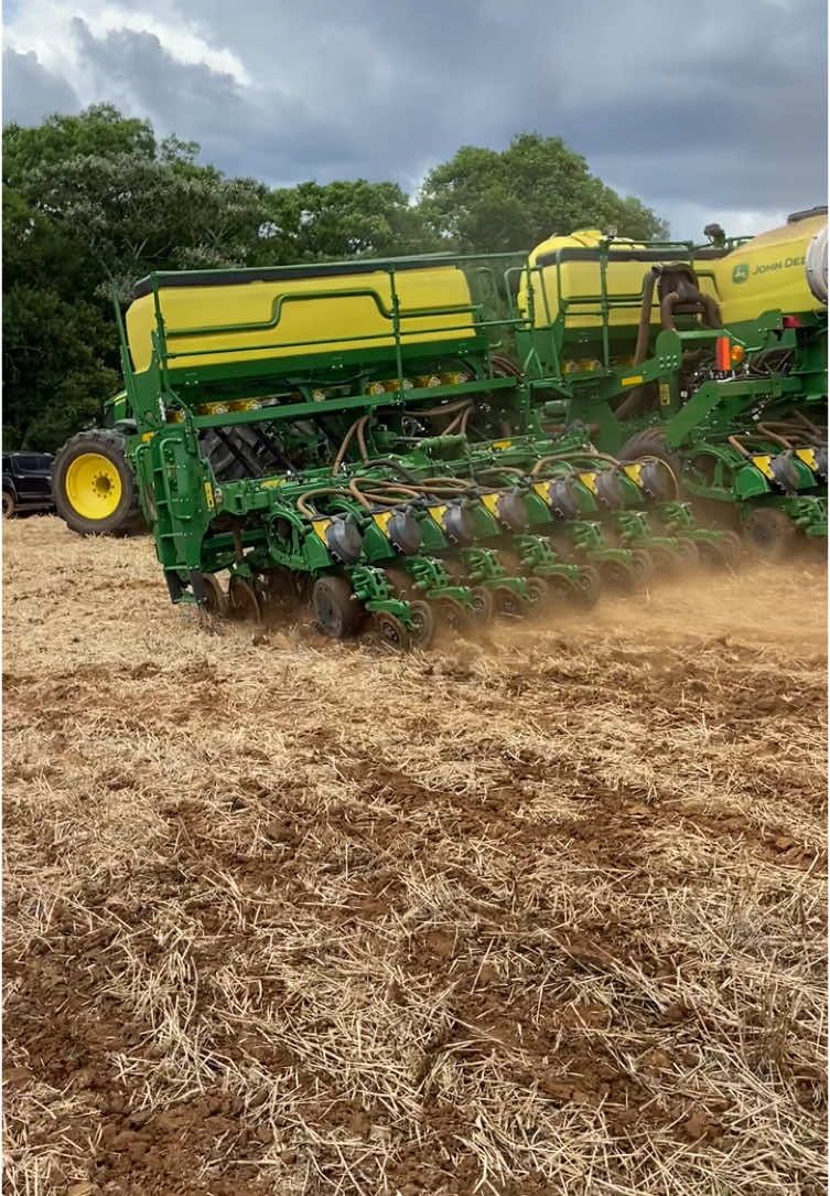 John deere 3100 no plantio de soja a 9km/h#johndeere #plantiosoja #agricultura #paraná 