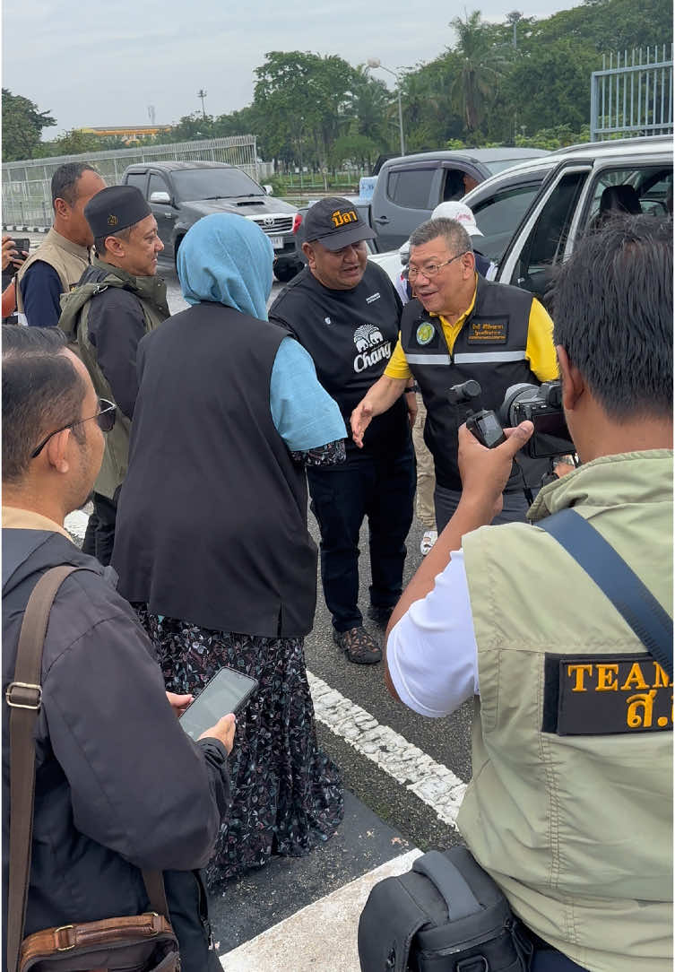 Hubungan baik antara pimpinan negara berjiran Malaysia-Thailand. Pada hari ini Kak Lah dan Yb Adun Gual Periok menerima sumbangan berbentuk pek makanan (1000 pek) dan air minuman (2400 botol).  Penyerahan dibuat oleh YB Menteri dan YB Timbalan Menteri Pertanian Thailand dan turut hadir juga YB Bila (MP Narathiwat) @MP.Bila Narathiwat  #malaysiathailand🇲🇾🇹🇭 #sitizailahmohdyusoff #parlimenrantaupanjang  @kamaruzaman_mohamad 