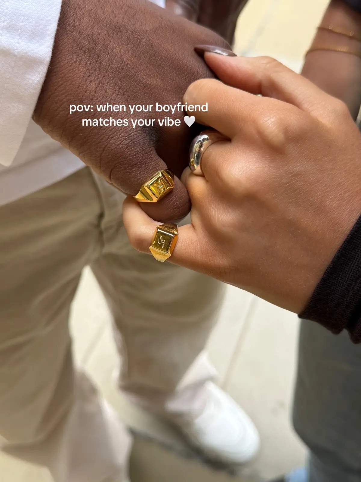 Always wearing their initial as a reminder 💌 #boyfriend #couple #husband #Relationship #giftidea #forhim #forher #matching #jewellery #engravedgifts #signetring 