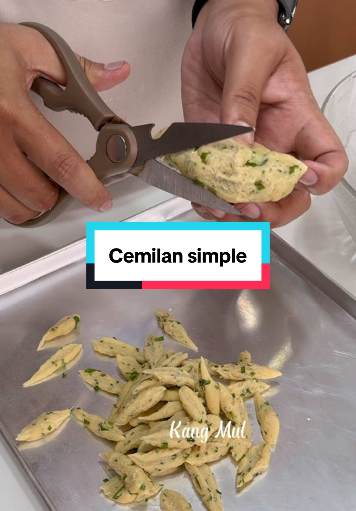 Bikin cemilan modal gunting dan tepung #kangmul #reseptiktok #cemilansimple #kuebawang #kemurniansantan #karasantan 