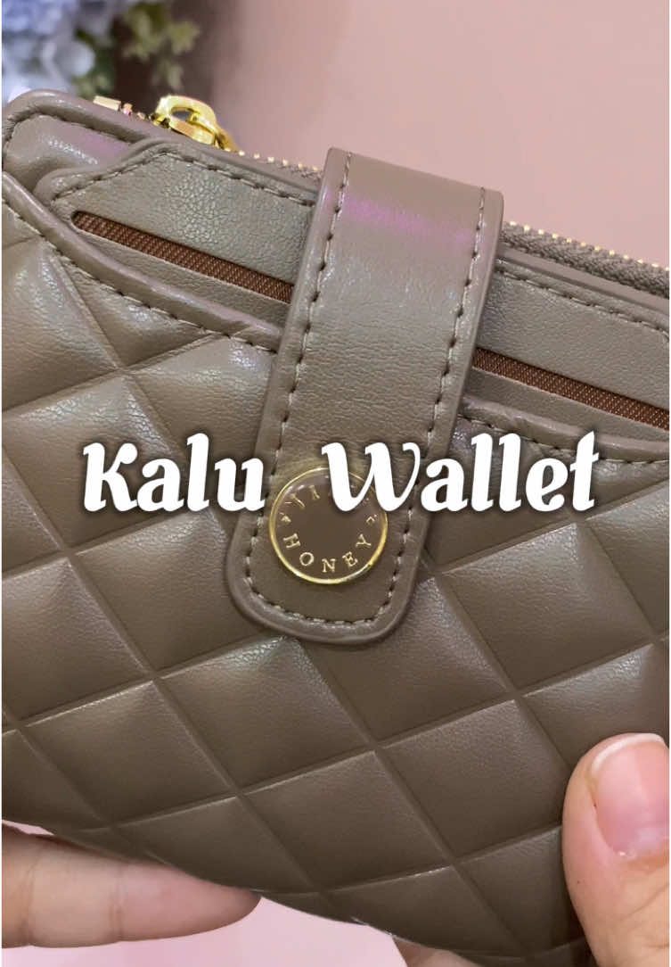 Kalu Wallet 🤎🟫🧸⚡️💫✨ #jimshoney #jimshoneysidoarjo #taswanita #jhladies #taslokal #fypdonggggggg #soundviral #sidoarjotiktok #kontenhiburan #dompetwanita #dompet #comingsoon #taslucu #dompetmurah 