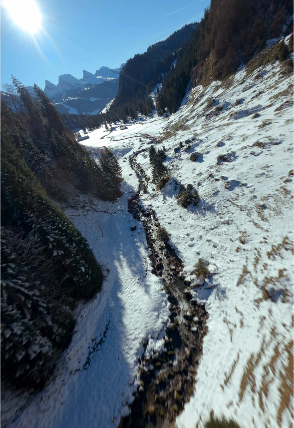 Winter vibes from above 🦅 Flying over frozen waters and capturing nature’s beauty from a whole new perspective.  • • #fpv #fpvpilot #fpvlife #gopro #snow #drone #reelsitfeelsit #travelgram #beautifuldestinations #travel #fly #fpvdrone #dronevideo #viral #cinematic #tiktok