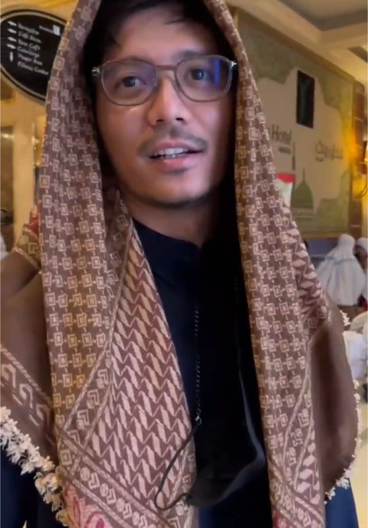 Pengsan berdiri ibu 😒🤪 alhamdulilah terima kasih @FattahAmin atas kesudian bergambar.🤲🥰 makbul niat nak berjumpa..🤭 #fattahamin #madinah #CapCut #umrah 