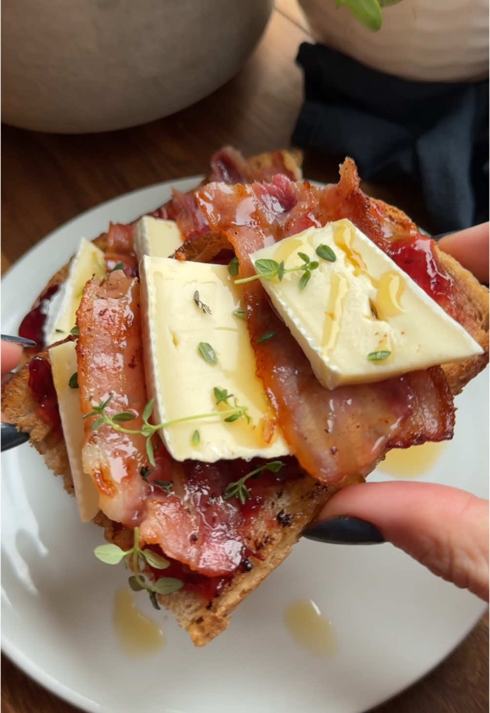 Bacon & Brie with Maple Syrup 🔥 I smothered my sourdough toasts in a combination of sweet chilli sauce and cranberry (literally just mix the two condiments together, to taste, it’s flippin’ amazing), added smoky bacon, creamy brie and a healthy drizzle of maple syrup. Fresh thyme to finish. #baconandbrie #bacon #brie #stuffontoast #maplesyrup #cranberrysauce #sweetchilli #sweetchilisauce #festivefood #sourdough #breakfastfood #sweetandsalty #breakfastideas #brunching #sundaybrunch #sundaymood #FoodTok #realfood #realfoodie 