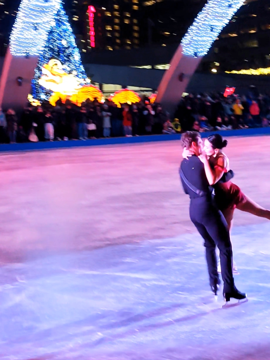 Toronto's winter festival season❄️❄️👯‍♂️🍁❤️🇨🇦 #holidayseason #skating #skatingvibes #toronto #torontolife #torontocity #canada_life #immigration ✈️✈️✈️