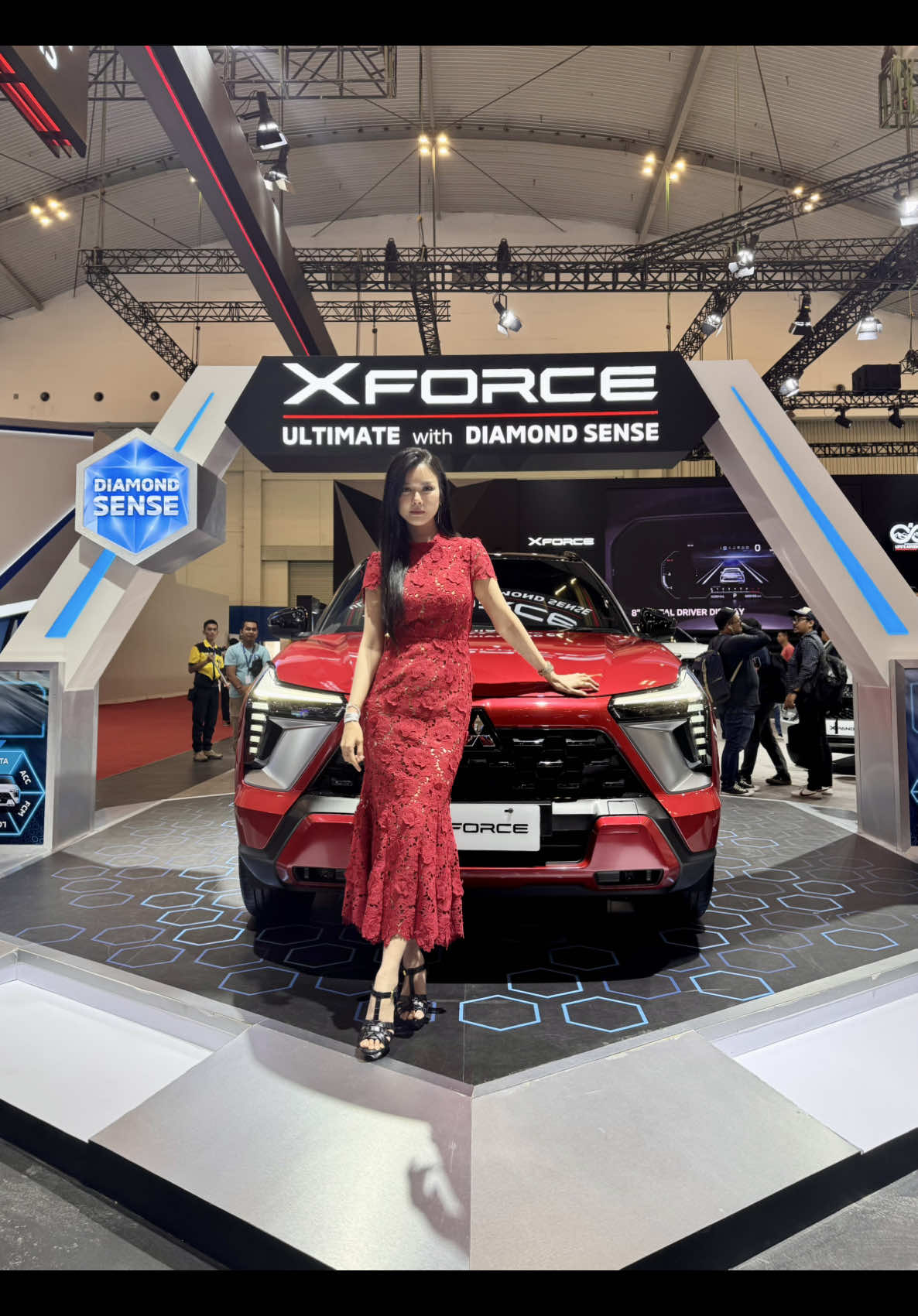 Hai guys…. Kemaren aku ke GJAW 2024 dan pandangan aku ga lepas dari Mitsubisi Xforce Ultimate with Diamond Sense ini. Selain Teknologi Safety Feature yang  udah complete, mobil ini memberi kenyamanan yg wow banget! Jujur aku sebagai cewek ngerasa nyaman banget, karena interior yang  luas jadi aku bisa leluasa bawa banyak barang. So guys, yuk buruan ke @Mitsubishi Motors Indonesia auto show di kota kalian karena banyak promo dan cash back menarik. #TemanSejalan