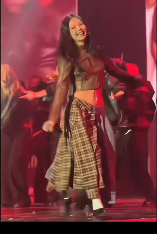 join trend ala ala jennie,versi coquette😝💗 #jennie #outfitjennie #blackpink #viral #fyp #fashion #rokkemeja #jenniekim 