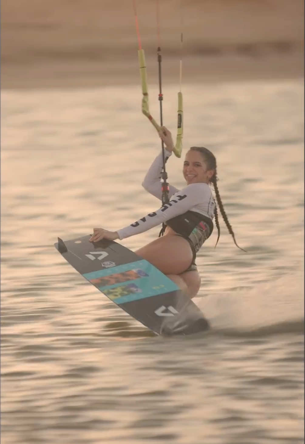 Sliding into the weekend like 😎🔥 Rider Ig: Itscapu #newmusic #thekiteshots #kiteboarding #kite #travel #fun 