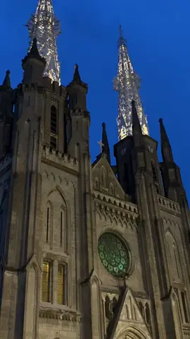 “antara lonceng yang berdentang dan adzan yang berkumandang” walaupun tembok tertinggi yang sangat susah ditembus, ternyata seindah itu ya hidup berdampingan antar sesama😆 #katolik #catholic #catholicchurch #cathedral #katedral #jakarta #bells #jesus #catholictiktok 