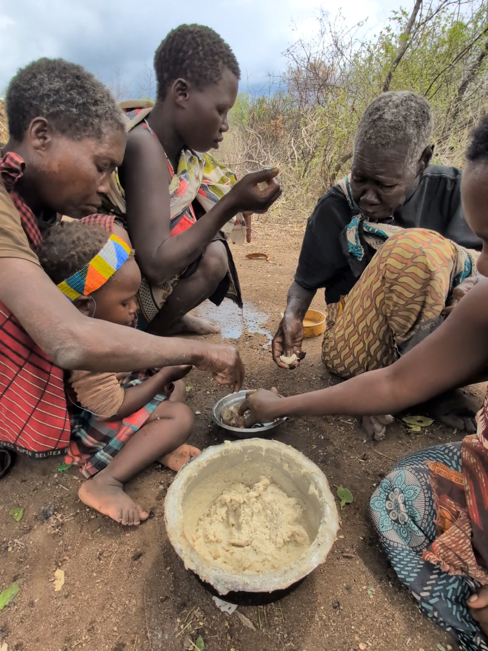 Hadzabe women having Lunch and feeding their kids middle in forest #hadzabetribe #africastories #USA #UK #tiktokindia 