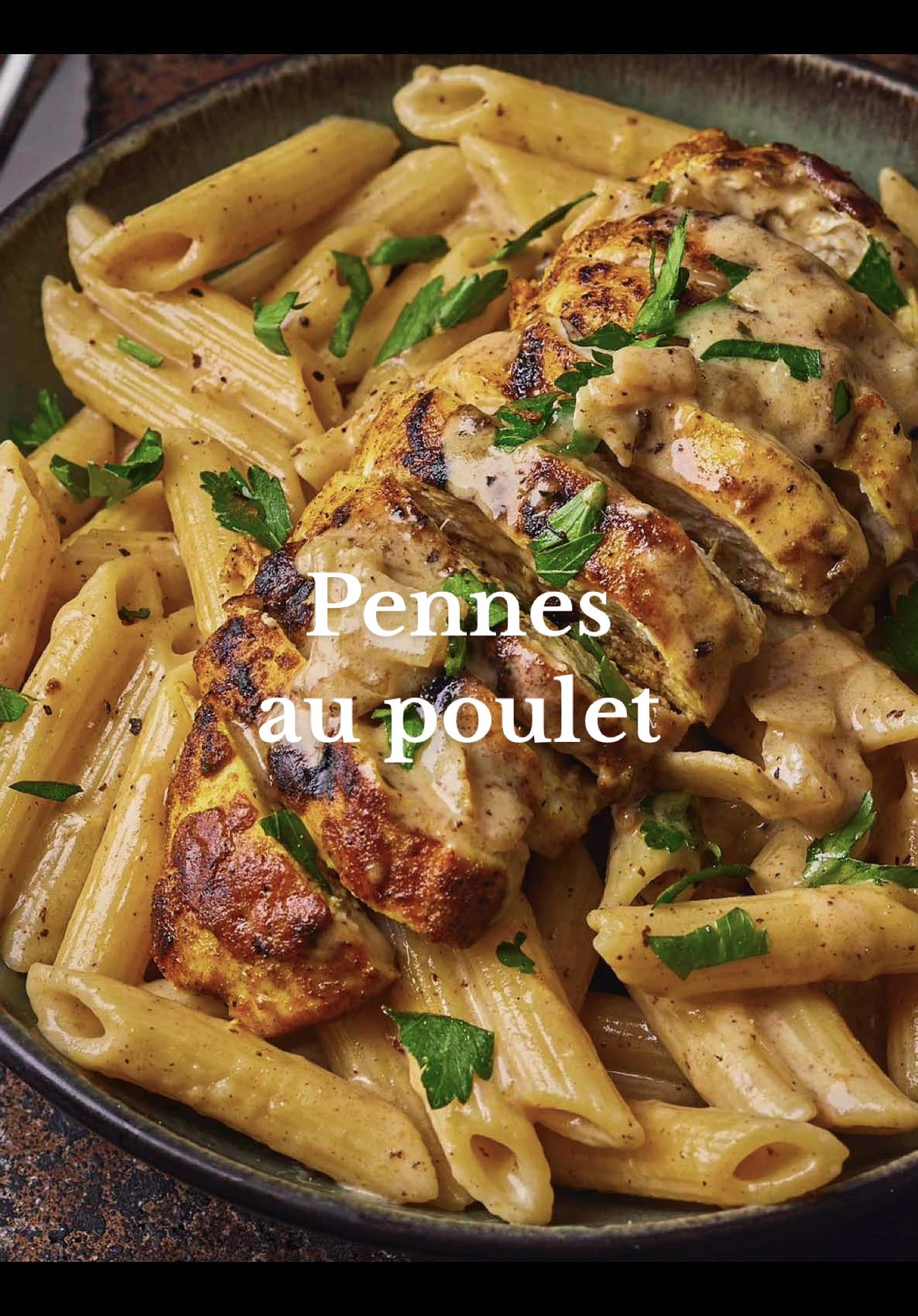 J’pourrais crever pour ces Pennes au poulet 😮‍💨🤌 Une de mes recettes préférées et disponible dans mon livre 📕 de 60 recettes faciles et rapides (lien dans ma bio) J’TE JURE TU VAS TE RÉGALER !  Pour réaliser cette recette tu auras besoin de 👇 •Pennes ou Farfalles 🍝  •Filets de poulet ou de poulette 🐓  •Crème fleurette enfin crème liquide quoi 🥛  •Bouillon de volaille 🐔  •Parmesan ou parmangiano (pour les italiano) 🧀  •Oignon jaune ou blanc (pas de discrimination) 🧅  •Persil plat ou frisé (c’est comme tu préfères) 🌿  •Paprika / Curry / ail en poudre 🧄  •Poivre / Sel 🧂  •Beurre doux ou demi sel (pour les bretons) 🧈  •Huile d’olive (pas d’huile de tournesol)🫒  •Farine de blé ou maïzena 🌾  Bon ap les amis 👨‍🍳 #pates #patesitaliennes #pasta #pastatiktok #ideerecette #ideerepas #recettefacile #recetterapide #recettesimple 