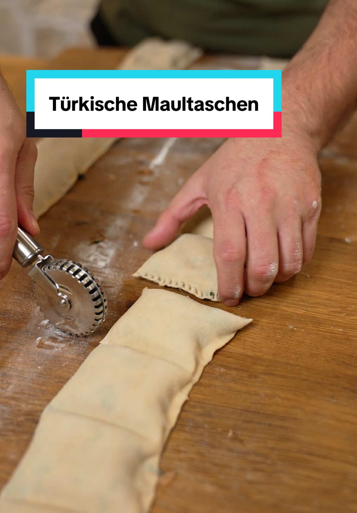 Mucuk „Die türkischen Maultausche“ Zutaten Teig für 6 Personen 4 Eier (Kl. M) 350 g Mehl (Typ405) 45 g Hartweizengrieß Salz Zutaten für die Füllung 3 EL Öl 1 Zwiebel 300 g Babyspinat —————————— Zutaten oben erstmal in der Pfanne anbraten! —————————— 5 EL gehackte Petersilie 250 g Sucuk 350 g Hackfleisch 1 Brötchen (eingeweicht) 2 Eier Salz (Nach Geschmack) Prise Pfeffer Prise Muskatnuss