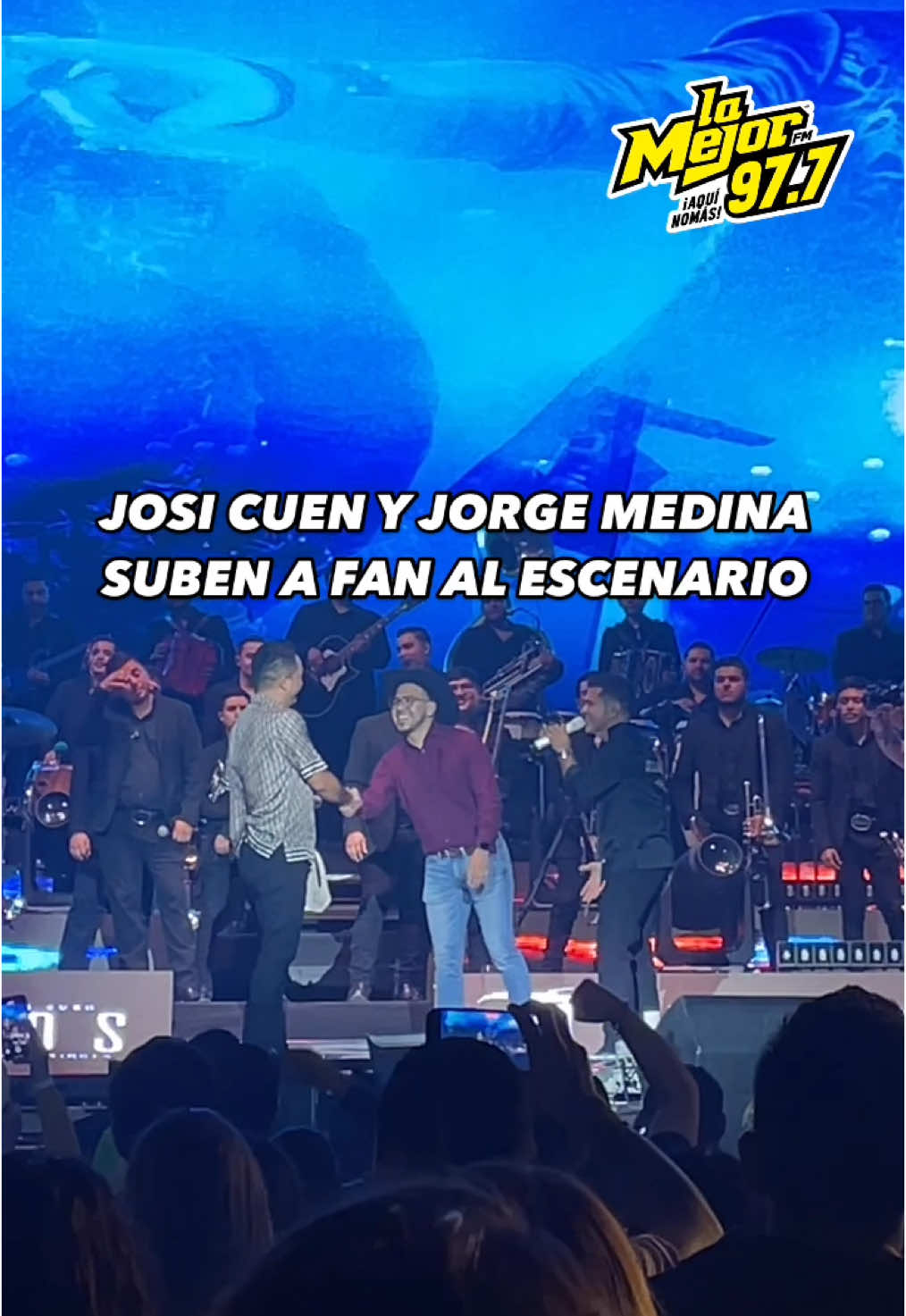 #josicueno y #jorgemedina subieron a un gran fan para firmar el sombrero que hace diez años también le firmaron 🤩🙌🏼 ¡El favorito de dios! #Juntos en la #ArenaCDMX 😎