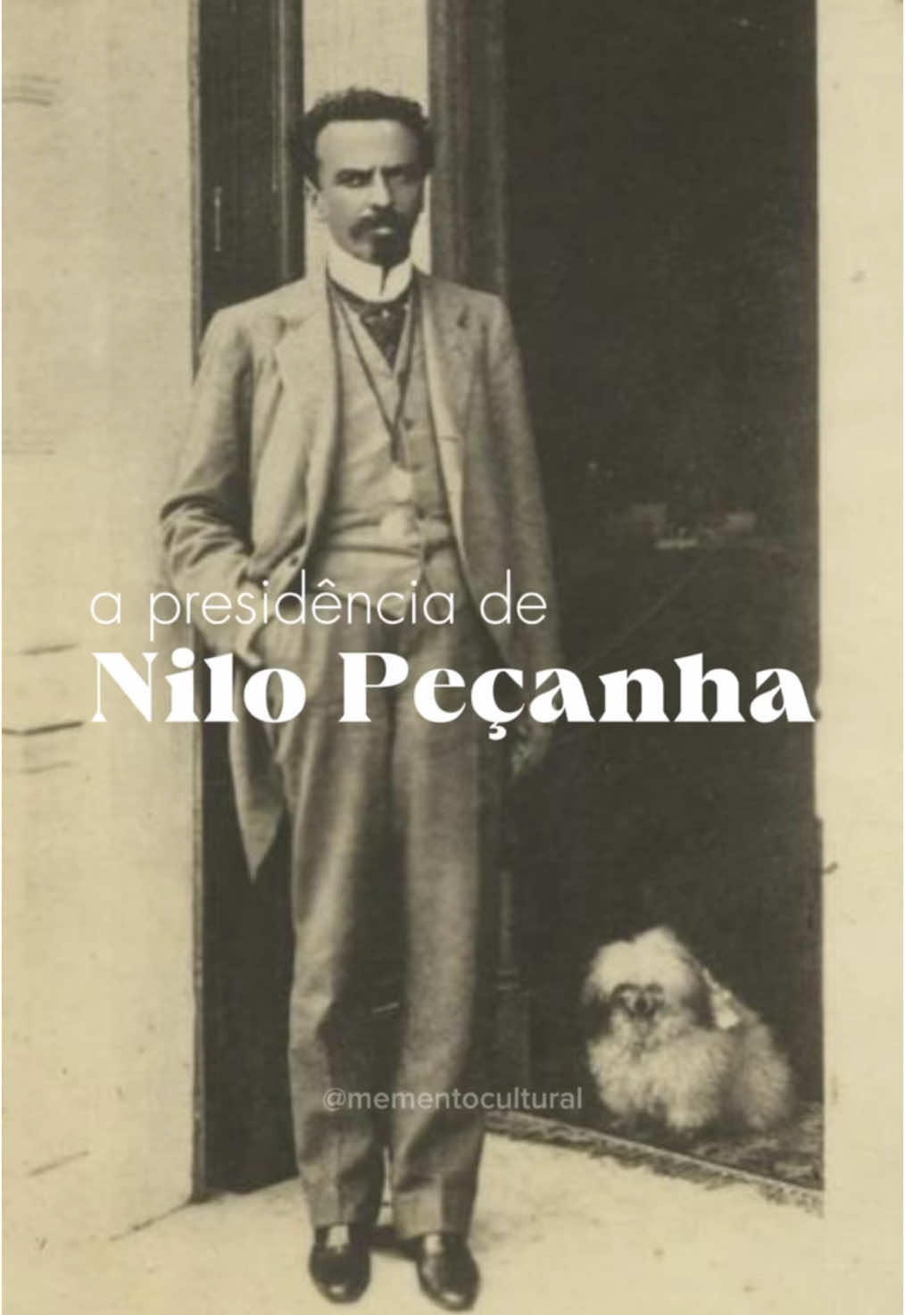 FATOS INTERESSANTES SOBRE NILO PEÇANHA ⬇️ 🔺 Nilo ficou conhecido pela relação de muito carinho que tinha com seus cães, em especial, o cachorrinho Jicky, que aparece na capa desse reels. 🔺 Era casado com Anita Peçanha, cuja a família também fazia parte da elite política da época. A relação dos dois não foi bem aceita, devido o preconceito com as origens de Nilo, ainda assim, o casamento dos dois é registrado como uma união de amor e felicidade. Gente, é mais de uma escola por mês de governo 😮😳 realmente o cara trabalhou demais 🤩✨ FONTE: PEÇANHA, Celso. Nilo Peçanha e a Revolução Brasileira. #ouropreto #ouropretomg #mementocultural #brasil #historia #política 