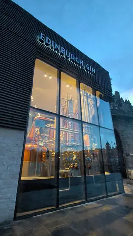 we had the best time in Edinburgh last night, #thingstodoinedinburgh #edinburghchristmasmarkets #thingstodoinscotland #visitscotland #fyp #foryoupage #history #edinburghscotland #edinburghgin #gin #distillery #ginandtonic#scottishhistory#ginlovers