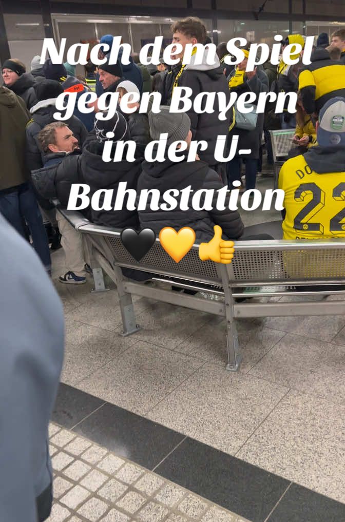 Nach dem Spiel gegen Bayern in der U-Bahnstation 🖤💛👍👋 #viral #foryou #fyp #loveyou #fy #tiktokindia ##soccertiktok #fussball #bvb #borussiadortmund #bvbfans #bayernmünchen #fcbayern 