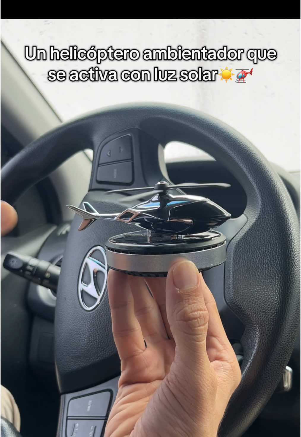 Solo agregas tu aaroma favorito lo comocas en el tablero y el sol hace su magia ☀️🌬️🍃🚘#adiosmalolor #ambientadores #aromafresco #ambientadoresexquisitos #Viral #carsaccessories #ambientadordeauto #accesoriosparacoche #aromatizante #cars #