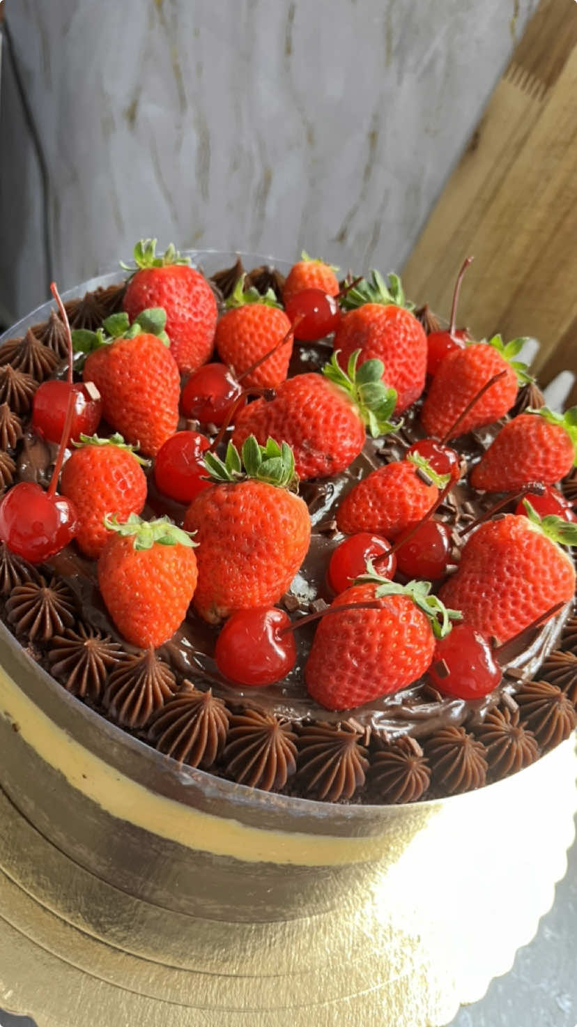 Brigadeiro com maracuja ♥️♥️ #bolos #doces #bolorecheado 