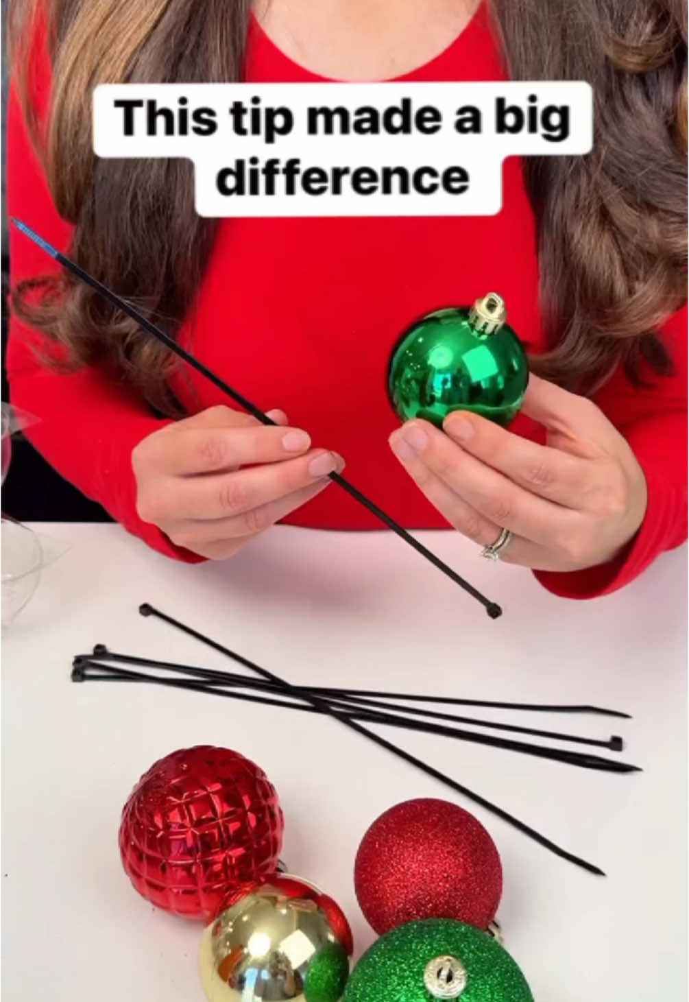 Genius Christmas tree tips #christmastree #christmasdecor #ornaments #crafts #holidayinspo 