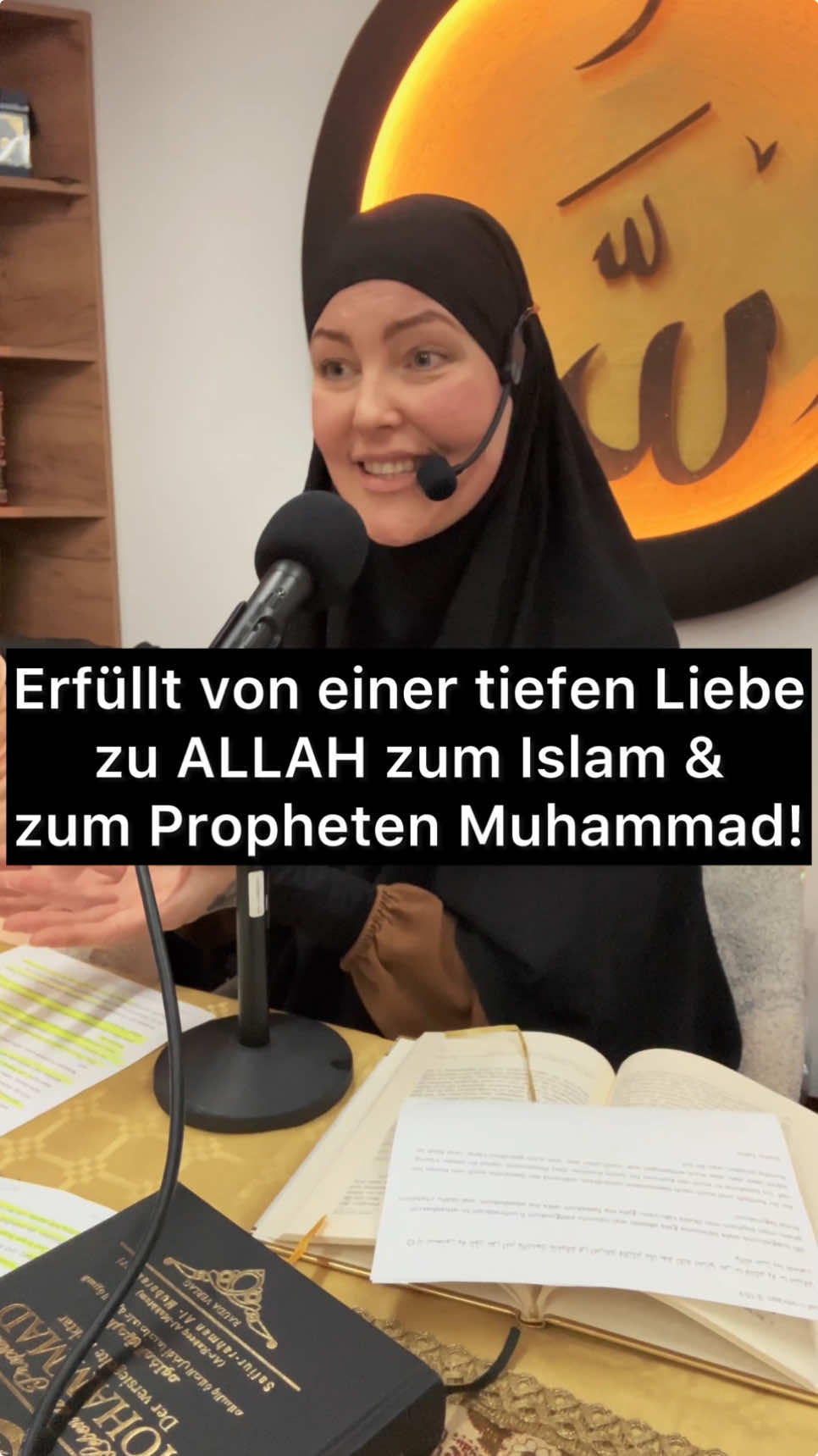 Die Schlacht von Uhud und Nusaybah bint Ka’ab r.a., die gekommen war, um Menschen zu versorgen und zu verarzten. Aber als es hart auf hart kam, griff sie zu Schwert und Bogen, um den Propheten Muhammad saws zu verteidigen.  Trotz der Verwundung ihres eigenen Sohnes kämpfte sie weiter, erfüllt von einer tiefen Liebe zu Allah zum Islam und zum Propheten saws. Ihre Stärke, ihr Mut und ihre Opferbereitschaft sind beeindruckend. #allah #religion #islam #deutschland #gott #koran #sunnah #sahaba #salaf #konvertiert #hannahansen #hijab #niqab #gebet #dschihad #islamdeutschland #dawah #paradies 