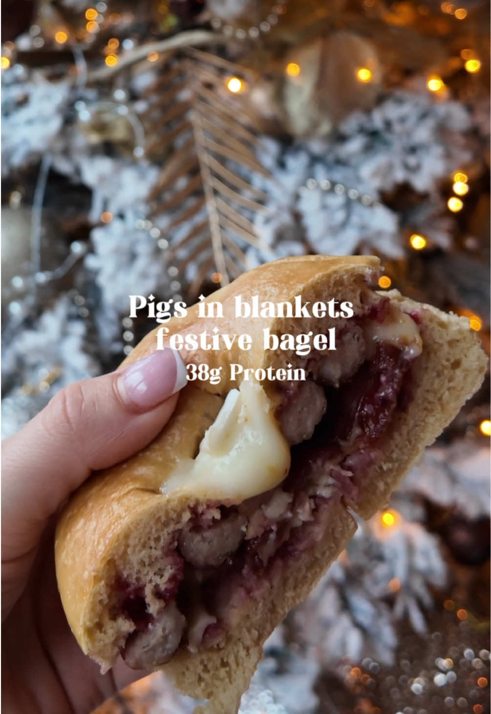 PIGS IN BLANKETS FESTIVE BAGELS ✨ Under 600 cals & 38g of Protein  It’s officially festive season 🤶🏻🌲💌 This year I’m going to be creating a series throughout December… 12 days of High protein festive recipes 💌 DAY 1  Pigs in blankets festive bagel✨ You will need… 1x m&s high protein bagel  2x Pork chipolatas  2x Unsmoked streaky bacon  Brie  Cranberry sauce  Method -  Air fryboth the chipolatas & bacon for 10 mins @ 180  - Toast the bagel  - Add cranberry sauce to your bagel  - Once cooked add the chipolatas & bacon to your bagel  - Top with Brie and wrap in tin foil  - Air fry for 2-3 minutes to melt 😮‍💨 Enjoy 🫶🏻 @M&S Food  @Marks & Spencer  #coachedbycourt #onlinecoaches #festiverecipes #festivefood #christmasrecipe #highproteinmeals #highproteinbreakfast #lowcalorierecipe #lowcaloriefood #festivebagel #christmasfoodideas #highprotein #onlinecoaching #gymthings #gymgirlsoftiktok #healthylifestyle #recipeideas #brieandcranberry #marksandspencer #marksandspencerfood #fatlosscoach 