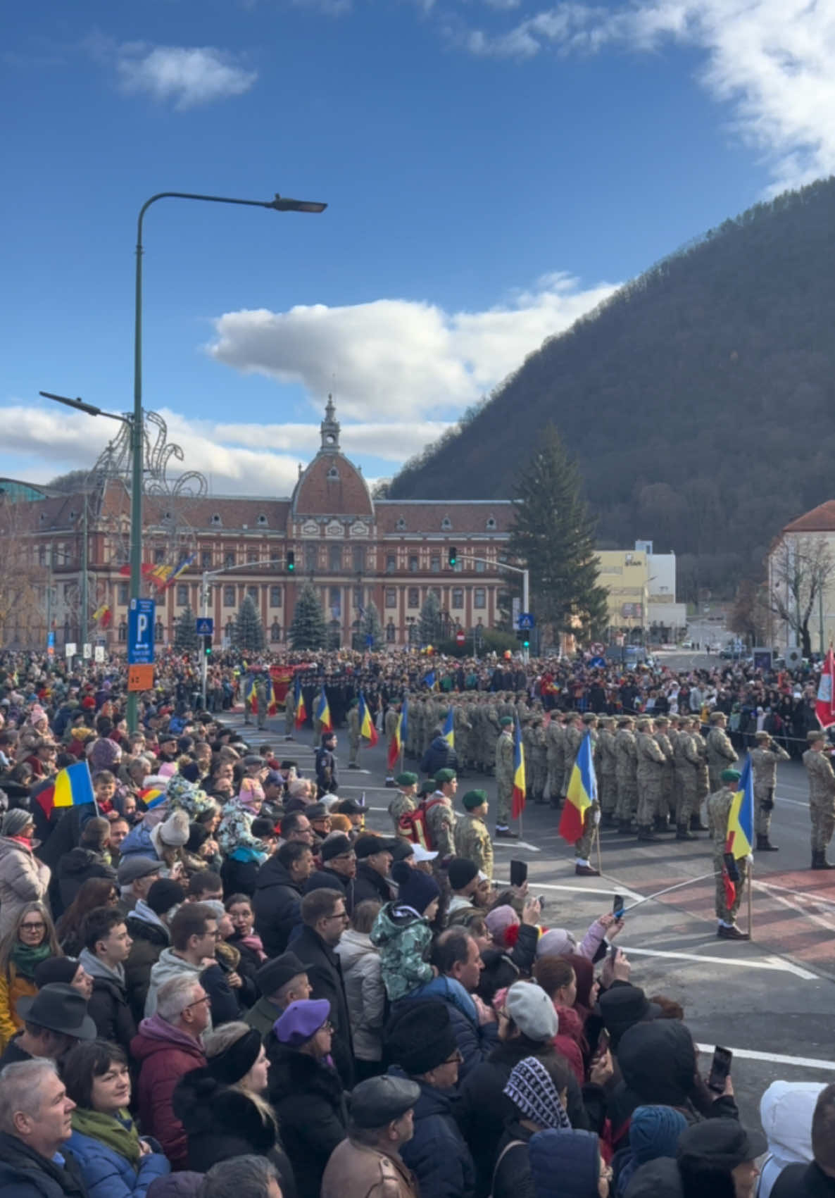 Brașovul în sărbătoare! Imnul Național răsună pe Bulevardul Eroilor! 🇷🇴 #1decembrie #ZiuaRomaniei #brasov #romania #december1st #decembrie #nationalday 