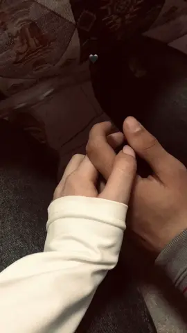 Ne Cetinliyimiz Olur Olsun ,Bu Ellerimiz İlk Günden Beri Bir Birini Buraxmadı.Bir Birimize Aid Oldugumuzu Cetin Vaxtlarımzda Bir Birimizden Gopmayanda Anladım . Sevirem Seni Heyatımın Sonunadek ❤️ @« 313 او حسين » 
