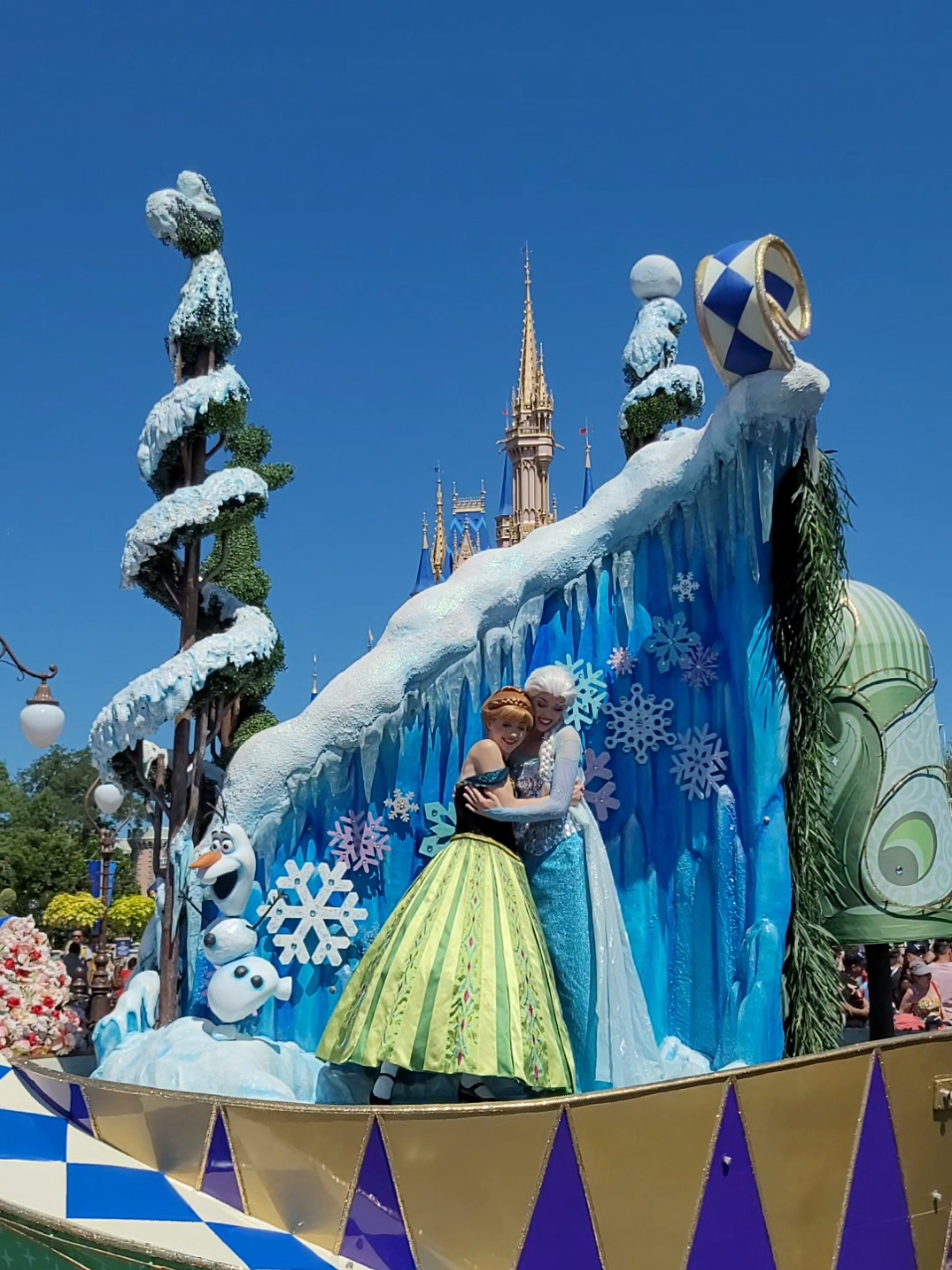 ❄️ Frozen Tribute at Disney Parks ❄️ #frozen #lareinedesneiges #disneylandparis #waltdisneyworld 