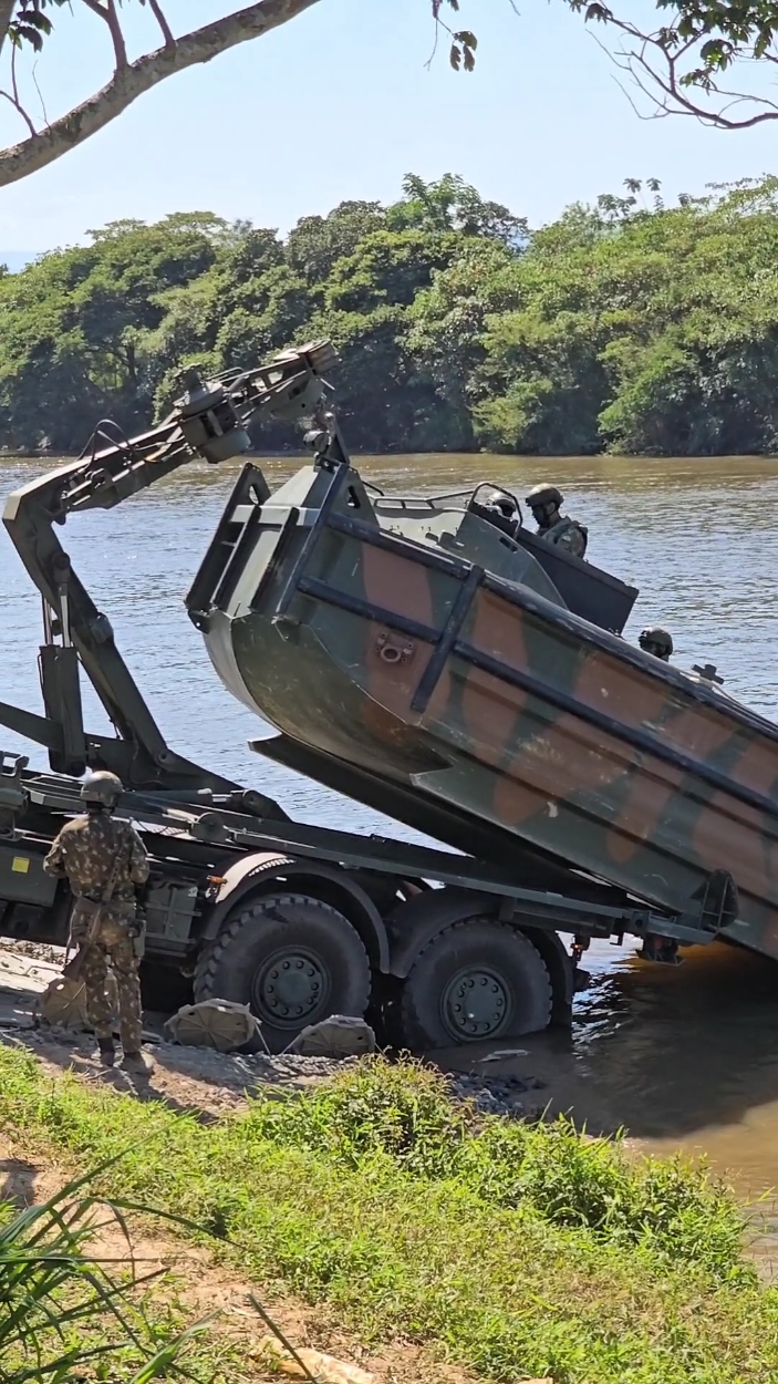 Operação  Perseu  2024. Desembarque  do primeiro  módulo  da ponte  modular pesada. A Ponte Modular Pesada desempenhou um papel crucial na travessia do rio Paraíba do Sul durante a Operação Perseu, conduzida pelo Exército.