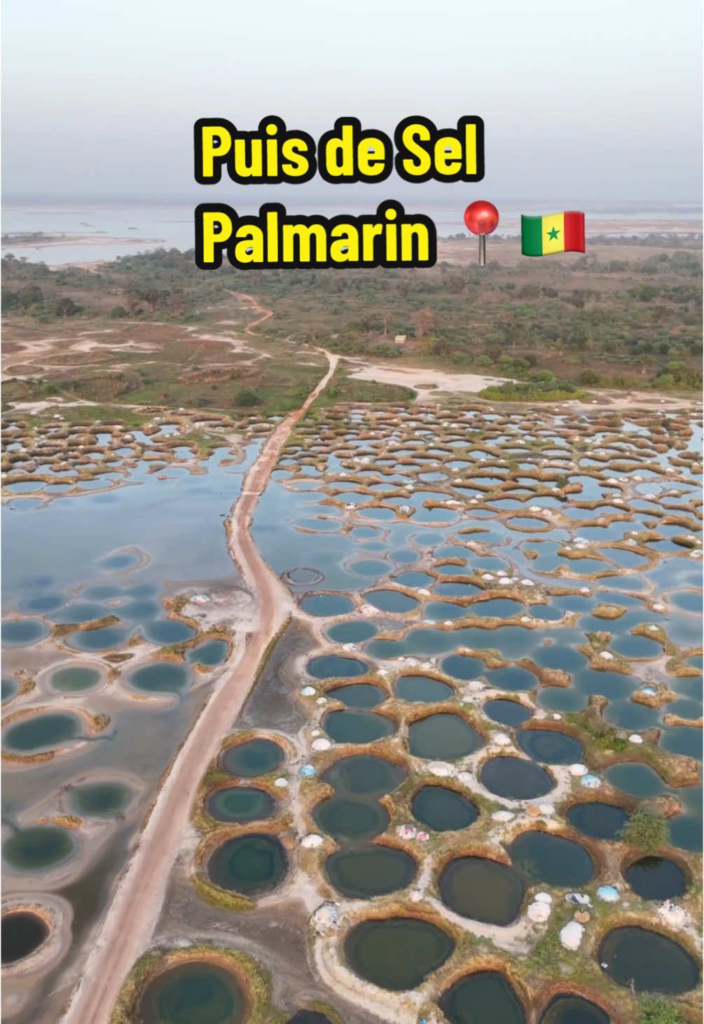 Les puits de sel de Palmarin, vu de haut, un spectacle epoustouflant que j’ai eu la chance de pouvoir capturer en image.  La beauté du paysage Sénégalais 🇸🇳 #dronesenegal #droneafrica #tiktoksenegal🇸🇳 #VisitSenegal #aerialview #dronefootage #africa 