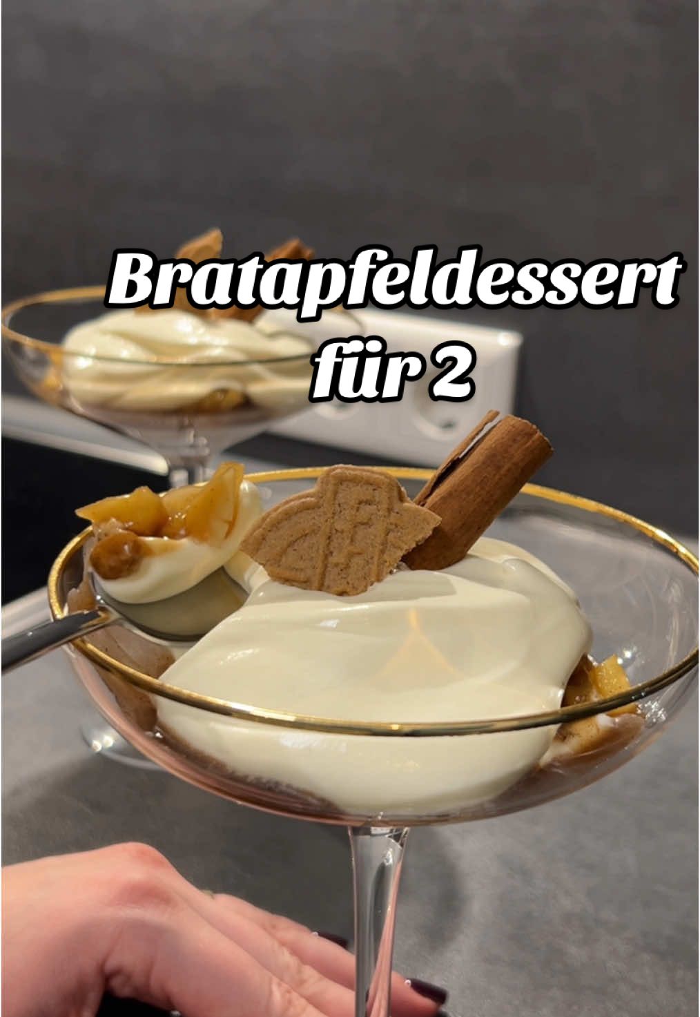 Bratapfeldessert für dich und deinen Liebsten❤️   Du Brauchst: -1 Apfel  -1 grosszügigen EL Butter  -ca 100ml Wasser  -2 EL Zucker  -1 Vanillezucker  -1 TL Zimt -Rosinen und Mandeln nach Geschmack  -Spekulatius  Für die Creme:  -1 Becher Sahne  -125gr Magerquark  -ca. halbe Dose gezuckerte Kondensmilch  Guten Appetit ❤️ #rezept #food #foodinspo #kochen #kochinspiration #nrw #dessert #süss #sweet #nachtisch #bratapfel #bratapfelrezept #bratapfeldessert #weihnachtsdessert #weihnachtsnachtisch 