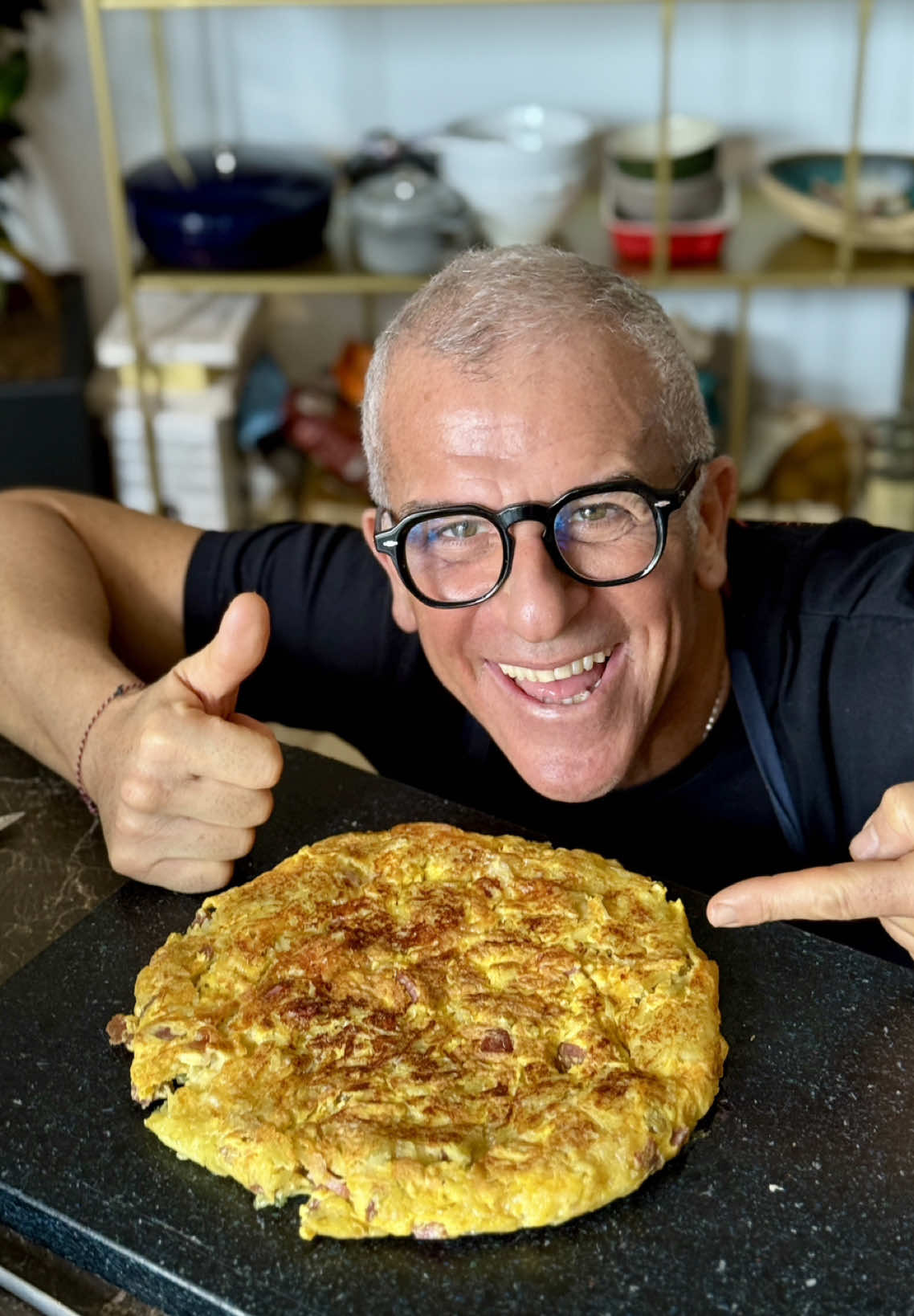 Frittata con salumi, patate e formaggi 🤤🍳 Ecco un’idea veloce per una cena svuotafrigo bona da morì. Trovi questo e tanto altro nei corsi di cucina della mia Academy! 🔗 Iscriviti gratis alla lista d’attesa per non perdere il tuo posto! Link in bio.👆 #maxmariola #chefmaxmariola #maxmariolacucinapervoi #thesoundoflove #ilsuonodellamore #MaxMariolaAcademy #CookingSoon