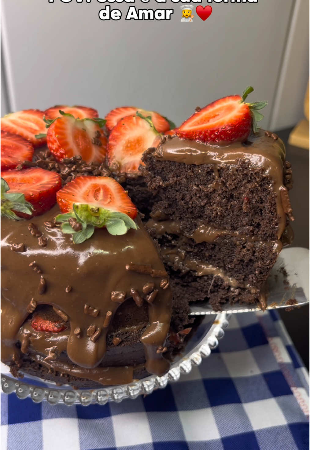 Essa é a minha forma de amar favorita ❤️  Um bolinho bem chocolatudo de chocolate com morango 🍓 Para o brigadeiro:  1 caixinha de leite condensado  1 de creme de leite  100g chocolate em barra ao leite, pode ser chocolate em pó ou 3 colheres de sopa de chocolate em pó 50% .  Ficou super úmido, fotinho e bastante recheado ♥️ Quem vem ?  . . . . . . . . . . . #lar #asmr #blogueiradolar #donadecasa #gratidão #vizinhasdolar #comidacaseira #almoço #comidasimples #receitas #asmrfood #almoçodehoje #cozinhecomigo #reelsviral #receitasfaceis #feitocomamor #boanoite #bolodechocolate #chocolate 