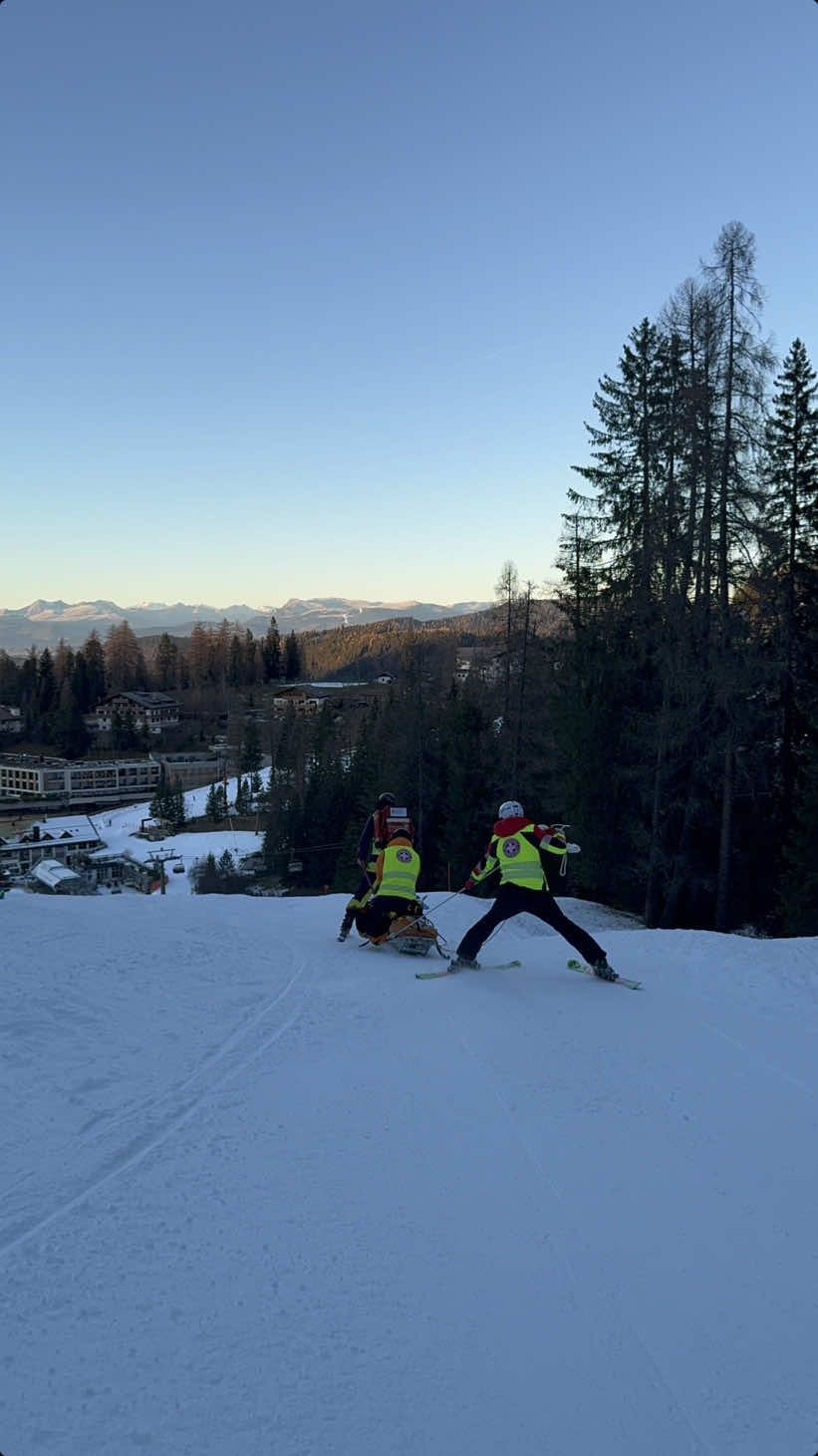 CPR on skis❄️⚕️ #cpr #ski #rescue #sloperescue #slope #emergency #rettung #soccorso #rcp #soccorsopiste #112 #notfall 