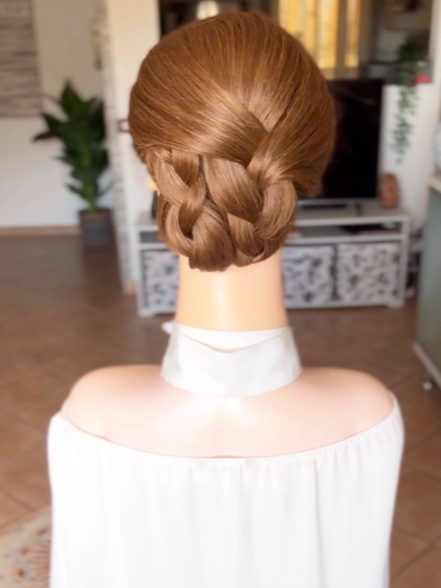 How to create a gorgeous bun in minutes!  #braidsformyhair  #braid  #hairgoals  #hairtips   #summerhair   #easyhairstyles  #creativehairstyles  #peinados  #trenzas  #trecce  #acconciature   #hairtok